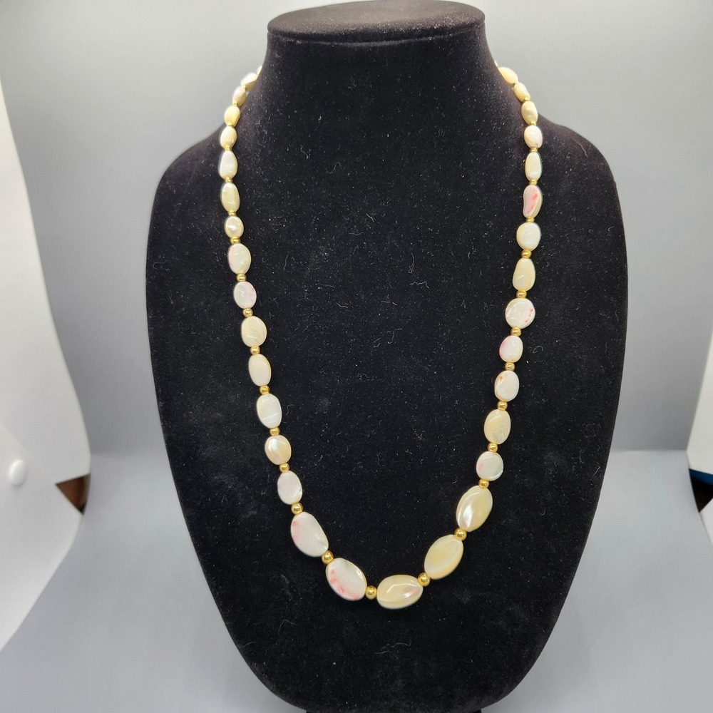 Graduated Mother of Pearl Shell Beaded Necklace 18" Gold Tone Accents‎